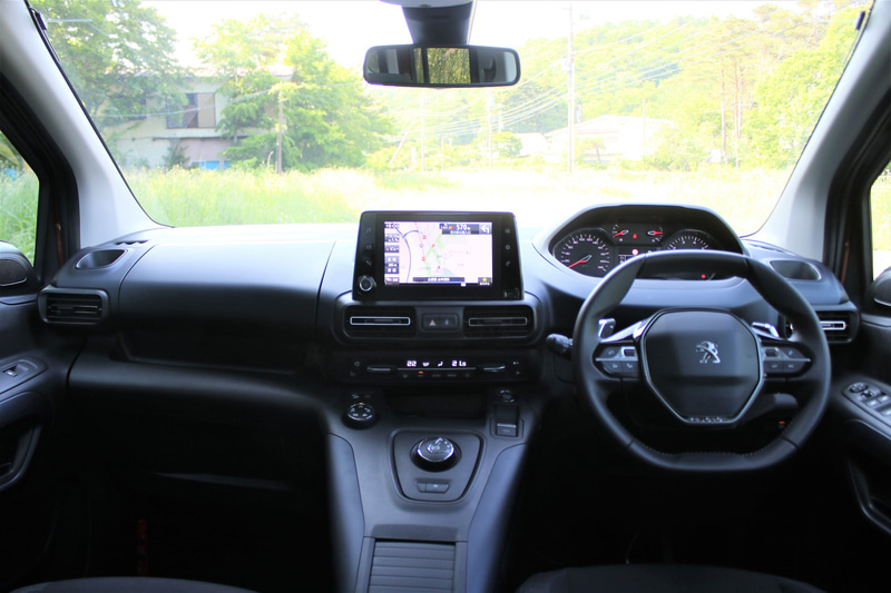プジョー独特の「i-Cockpit」を採用するインテリア