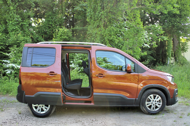 スライドドアを採用