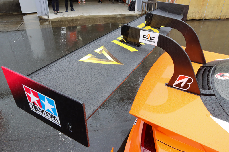 吊り下げ式のリアウイング