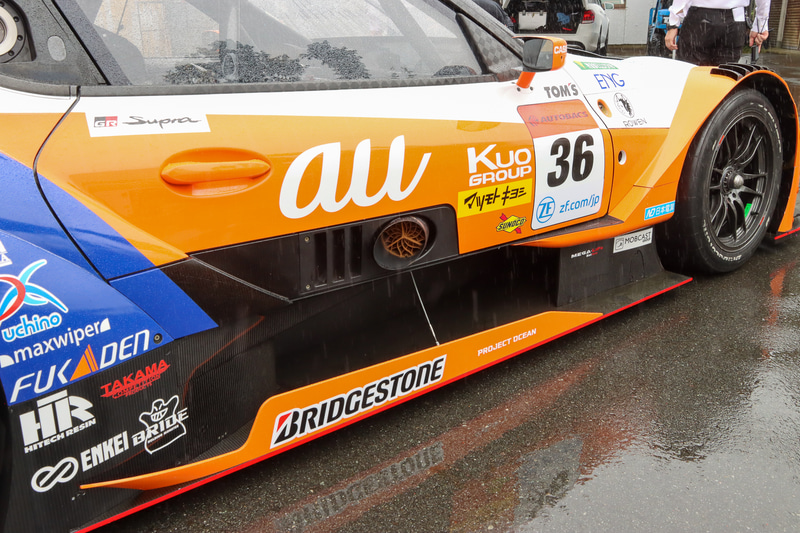 右側面にはエキゾーストが見える