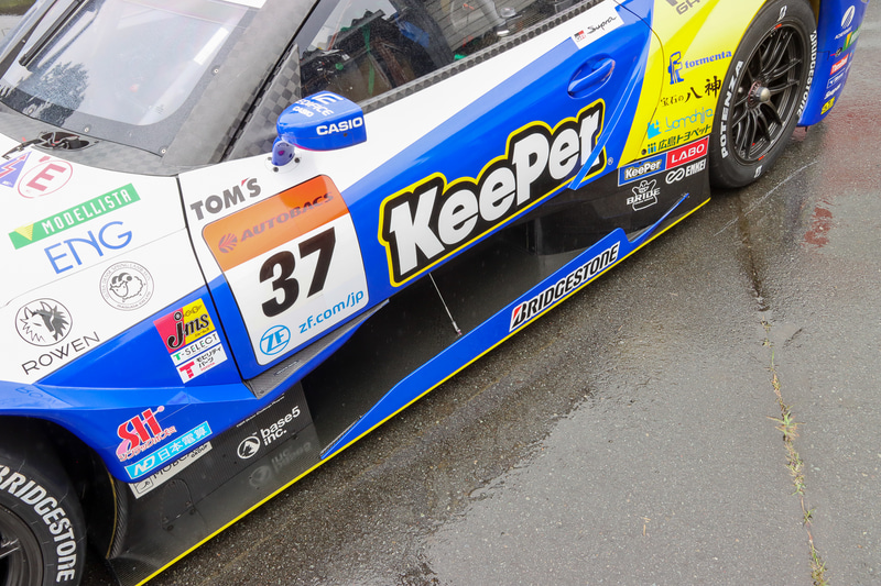 サイドスポイラー。ドア下半分が大きくえぐられた形状