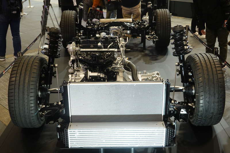 大型のインタークーラー（下）やラジエータ（上）。インタークーラーウォータースプレーも装備する