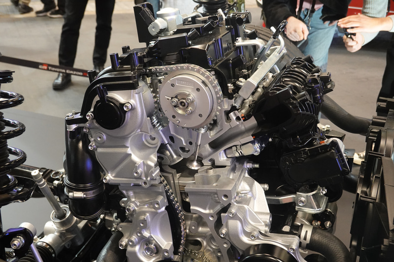 シリンダーヘッドまわり。ポート噴射と筒内噴射を併用するD-4ST機構を備える