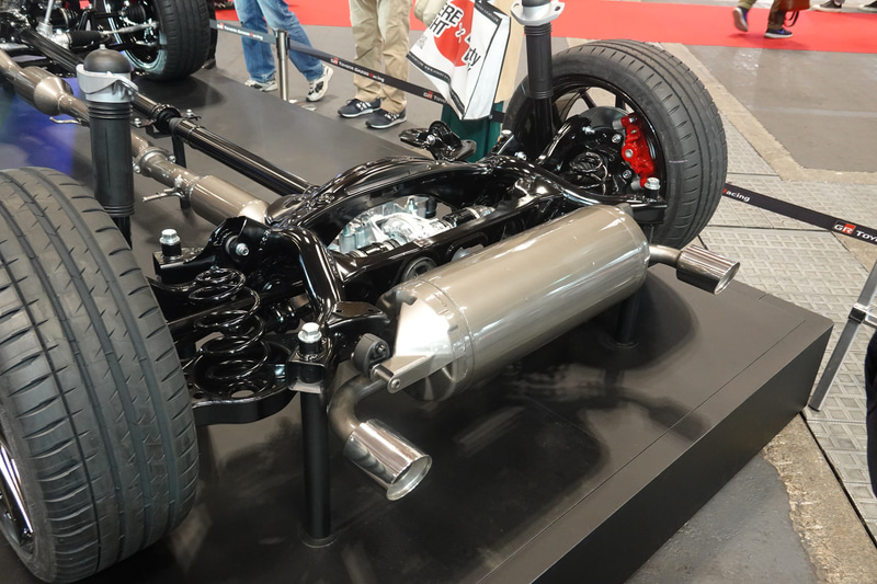 こちらは後方のマフラー。1.6リッタークラスとしては巨大なものを搭載している