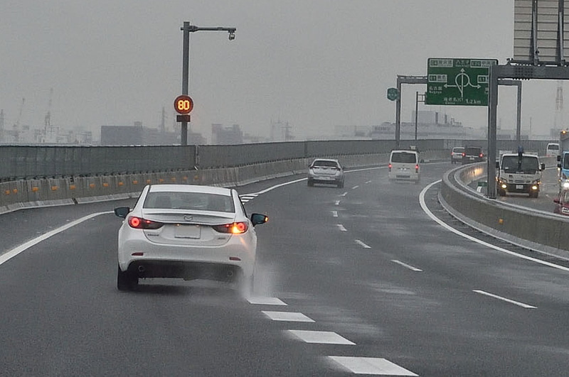 車線変更など早めのウインカーで周囲に意思表示することが大切