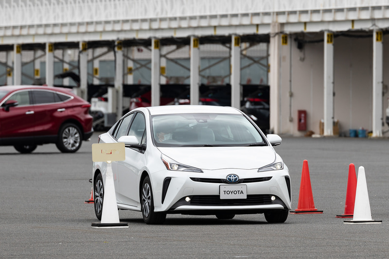 トヨタ自動車の新しい急アクセル時速度抑制機能を「プリウス」で体験
