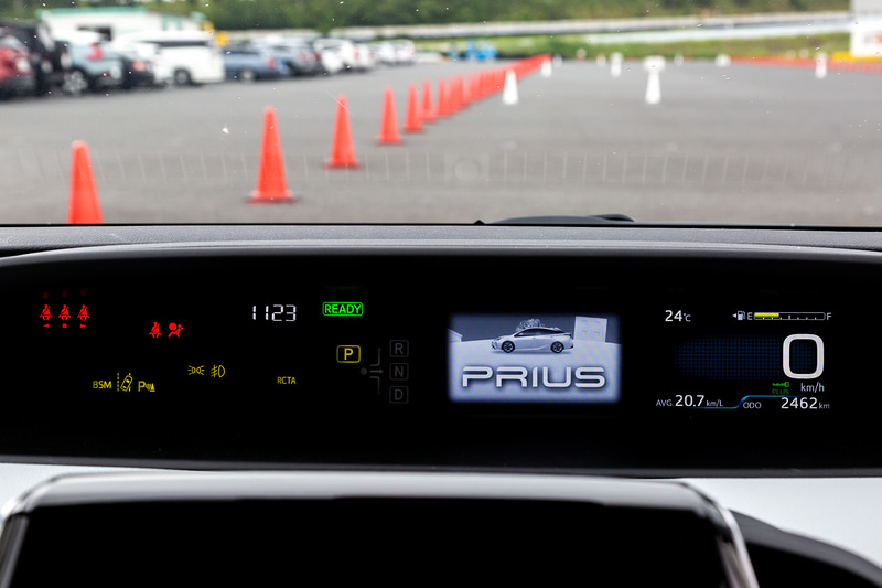 サポキーを持って対応車種に乗り込むと、メーターパネル内に「プラスサポートで始動しました」と表示される