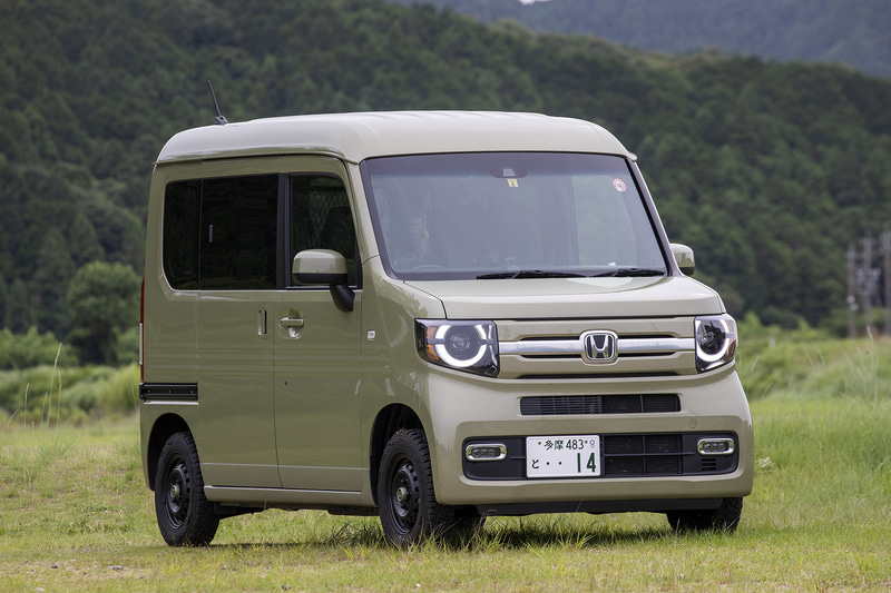 フロントガラスに飛び石が当たってしまった筆者のN-VAN