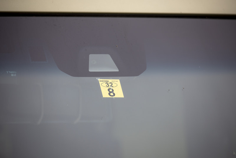 フロントガラスの交換のときはフロントカメラも外すことになる。再装着後に動作確認のためのエーミングが必要になり、この分の工賃もガラス交換費用に加算される