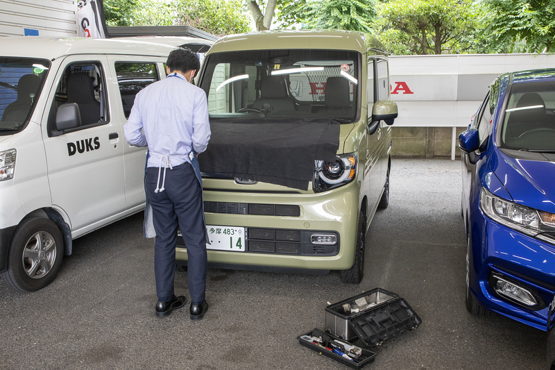 ガラス修理は提携する専門業者さんが販売店まで出張して行なう。こちらはいつもの整備どおり時間に合わせて販売店にクルマを持っていくだけ