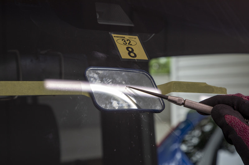 内側から鏡を当てて修復中の状態を確認しやすくしたあと、小型の電動ドリルで傷内部の汚れ取りと面のならしをする。その後、修復用のレジンを圧入していく