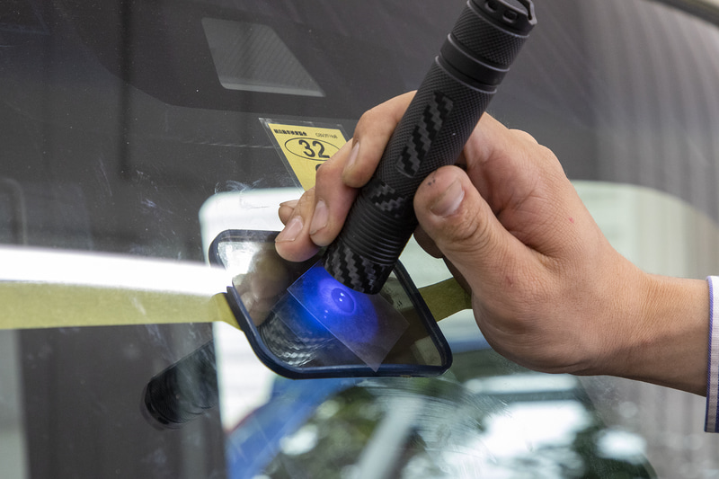 最後は紫外線をあててレジンを硬化させる。業者さんいわく、今回の傷は見た目は小さいが近くに2つ並んでいるのと深さもあるので、大きなヒビに発展しやすいものであったという。こう聞くと素人判断で作業しないでよかったとつくづく思う