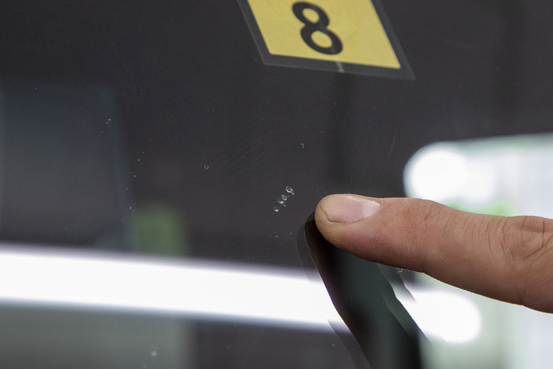 修理後のガラス。このような跡は残るがヒビに発展する心配はなくなった。車検も問題ないとのこと