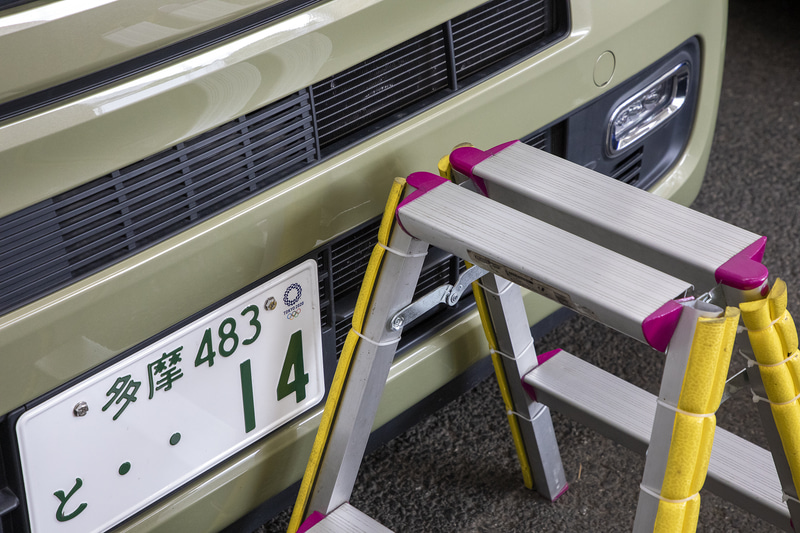 ガラス屋さんが使っていた脚立。ボディに当たっても傷がつきにくいようにパッドが巻いてあった。N-VANは背が高く洗車時に同様の脚立を使っているので、これはマネさせてもらおう