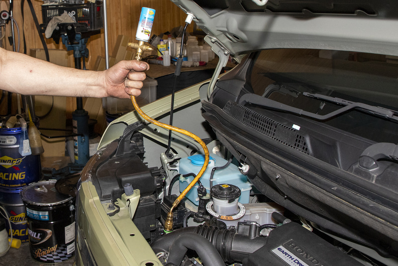 エアコン配管に注入。R134a-PAG専用で、RSTでは交換工賃を含めて3000円（税別）