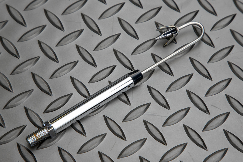 さらにもう1個。マフラーアース＋ボディアースも付けた。こちらは大恵産業製のマフラーアースキットがベースで、ケーブルや取り付けバンドをRSTで再セレクトしている。航空機と同じく放電索を使った空中放電式。価格は5300円（税別）