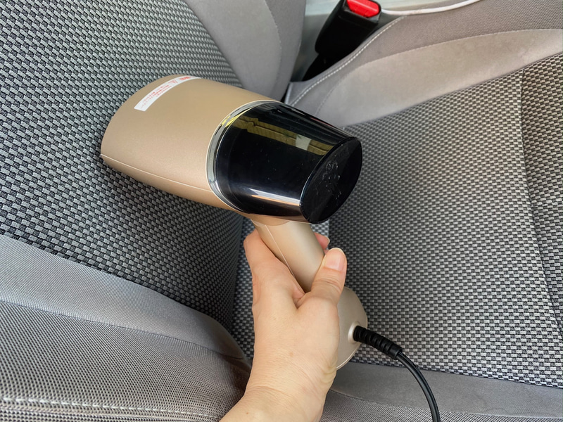 シートのお掃除に投入した秘密兵器がこちらのスチーマー。車内のイヤなニオイの原因は、このシートにもあるんじゃないかと睨んでいたので（笑）、これでだいぶスッキリした気がします。