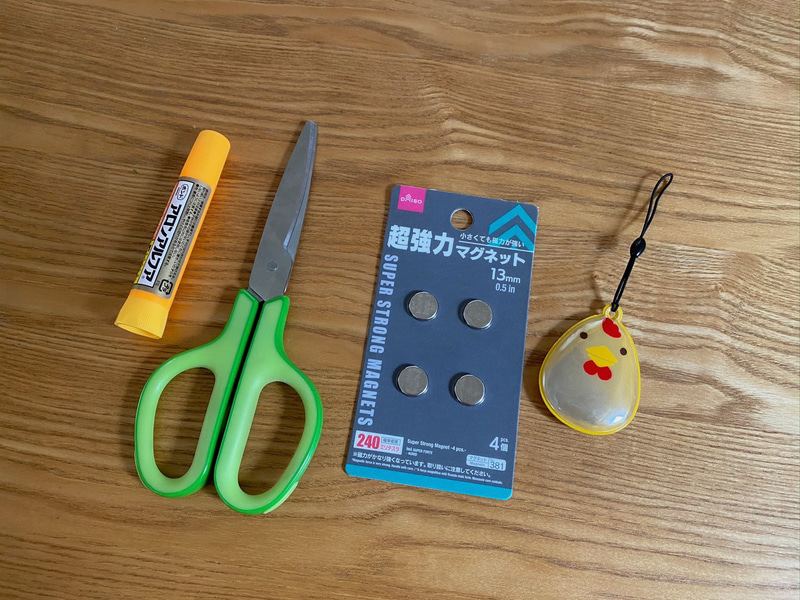 元の商品名は「傘ぴったん」というそうなんですが、手作りできるというのでトライしてみました。まるも的一石二鳥ポイントは、クルマのライトに反射して交通事故防止にも役立つ、リフレクターのストラップを使ったところです。100円ショップで売っている超強力マグネットと、ハサミ、接着剤があればすぐに作れます。