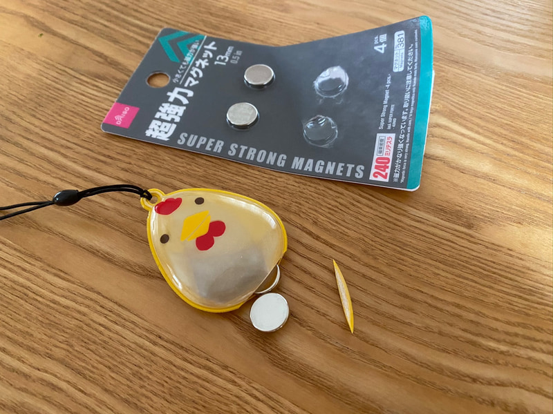 ストラップのキャラクターの下をちょこっとハサミで切り、中にマグネットを2個入れて、接着剤で切り口をふさげば完成です。1つの傘に通常は1つのストラップで大丈夫とのことですが、強風の日などは2個ついていると安心だそう。マグネットがあと2つ余っているので、もう1個ストラップを作れますよね。ストラップはハサミで切って中にマグネットが入れられるものであれば、なんでもOK。いろいろ試してみてくださいね。