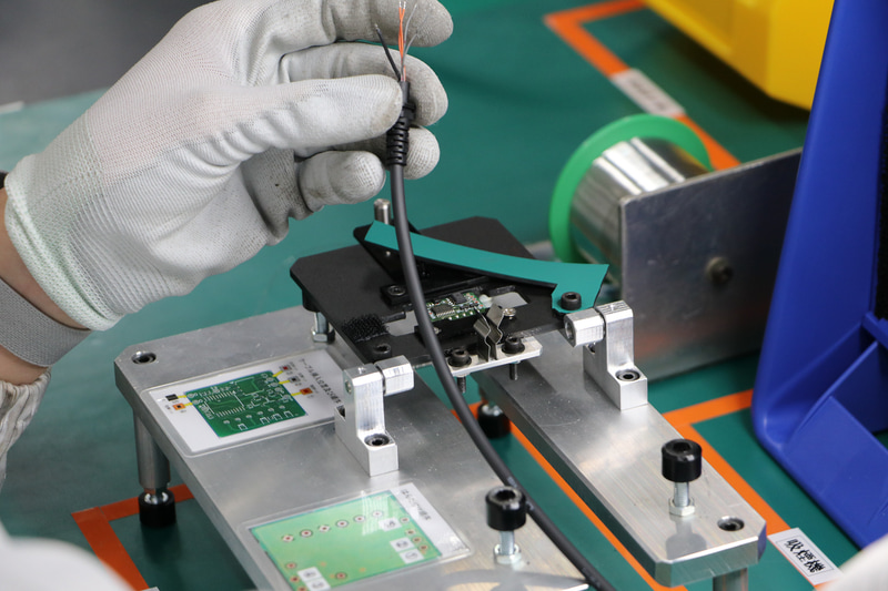 この極細の配線の先端を基盤にはんだ付けする