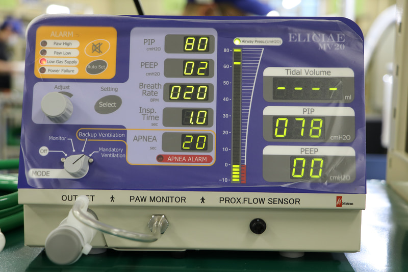 モードは「自分で呼吸ができない患者用」「自分で呼吸はできるけど弱い（呼吸が浅い）患者用」「自分で普通に呼吸ができる患者用（モニター状態。呼吸が弱ると動くが基本的に止まっている）」の3段階のみ。各モードを選んだら、空気を送り込む力（PIP）、空気を抜く時の力（PEEP）、呼吸数（Breth Rate）、吸気時間（Insp.Time）を調整できるようになっている