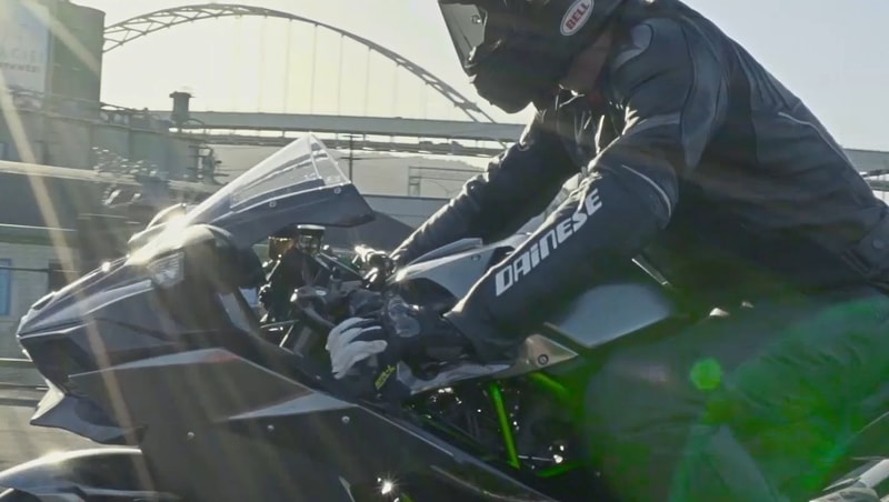 市街地やワインディングを疾走するNinja H2