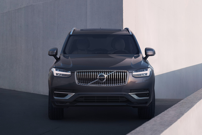 パワートレーンは最高出力233kW（381PS）、最大トルク400Nm（40.8kgfm）を発生するスーパーチャージャー付き4気筒直噴ターボエンジンと、最高出力65kW、最大トルク240Nmを発生する電気モーターを組み合わせるプラグインハイブリッドシステムを採用