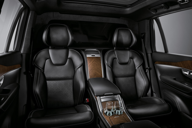 7人乗りのXC90を4人乗りに変更し、広々とした後席を実現