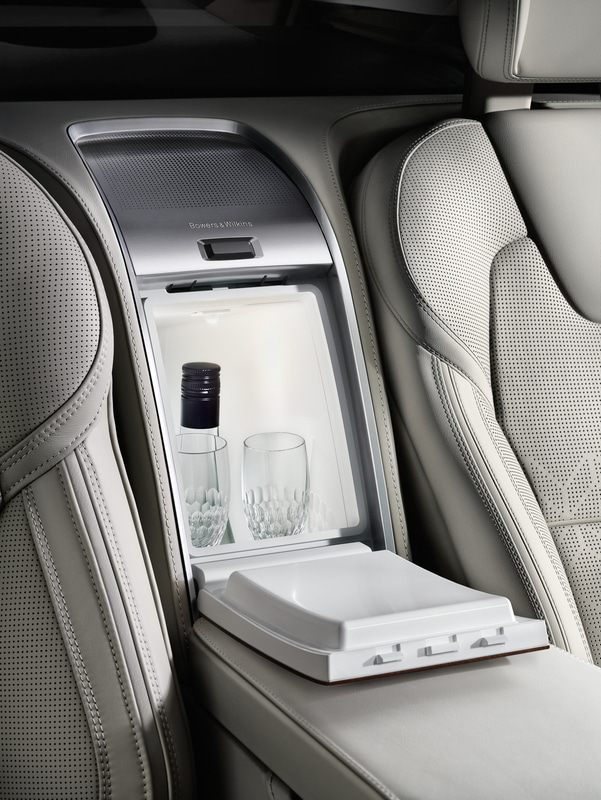 シャンパンボトル2本を冷やすことができるクーリングボックスや、クリスタルブランド「オレフォス」によるハンドメイドのクリスタル・シャンパン・グラスなどを装備