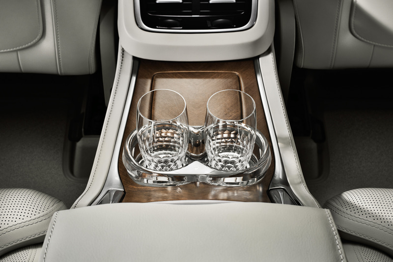 シャンパンボトル2本を冷やすことができるクーリングボックスや、クリスタルブランド「オレフォス」によるハンドメイドのクリスタル・シャンパン・グラスなどを装備