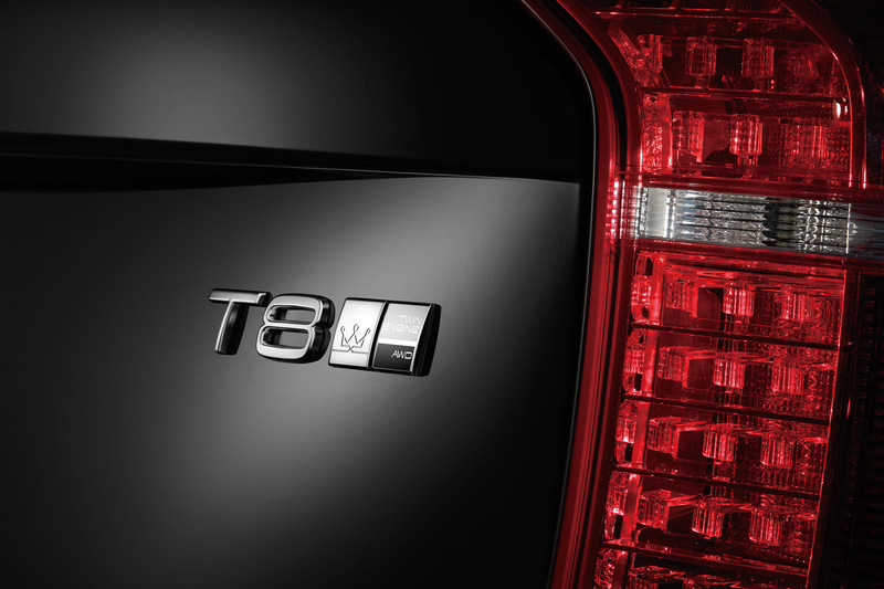 パワートレーンは最高出力233kW（381PS）、最大トルク400Nm（40.8kgfm）を発生するスーパーチャージャー付き4気筒直噴ターボエンジンと、最高出力65kW、最大トルク240Nmを発生する電気モーターを組み合わせるプラグインハイブリッドシステムを採用