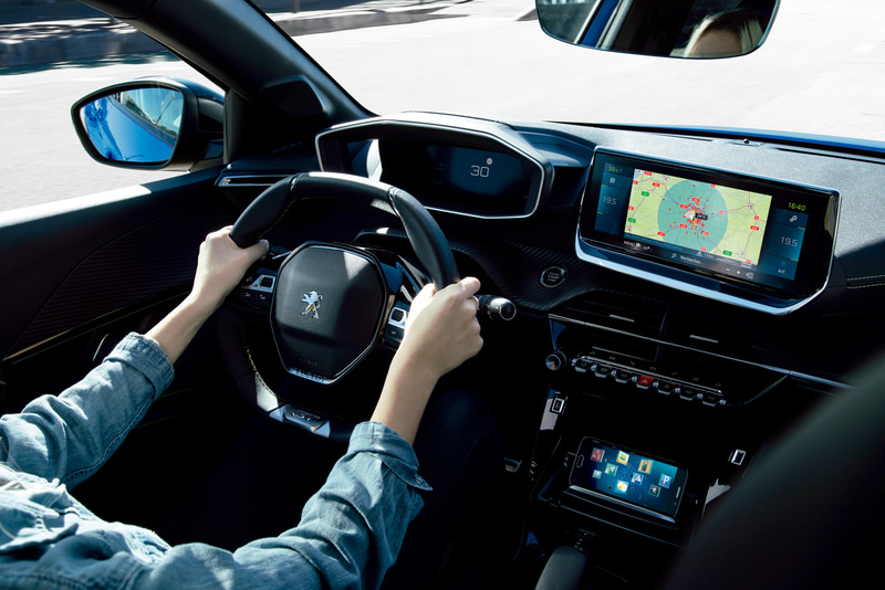 新型EV e-208（写真は欧州仕様）