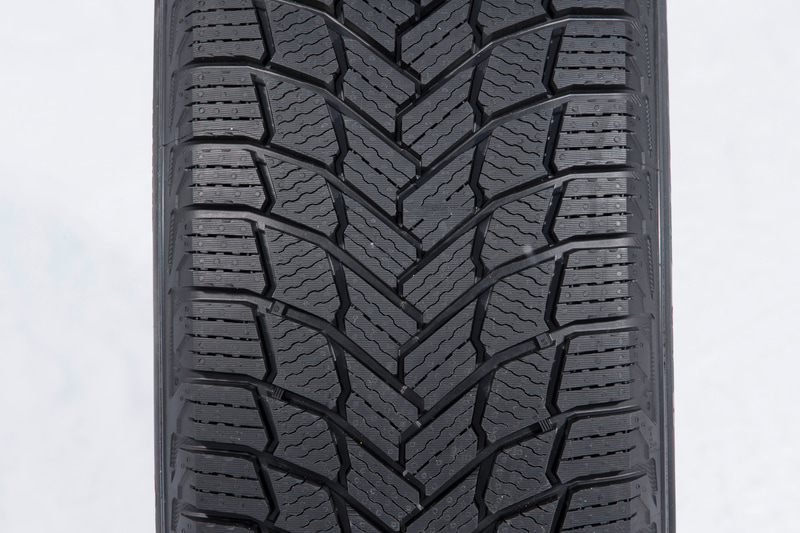 従来モデルのVシェイプを踏襲した「新世代Vシェイプトレッドパターン」