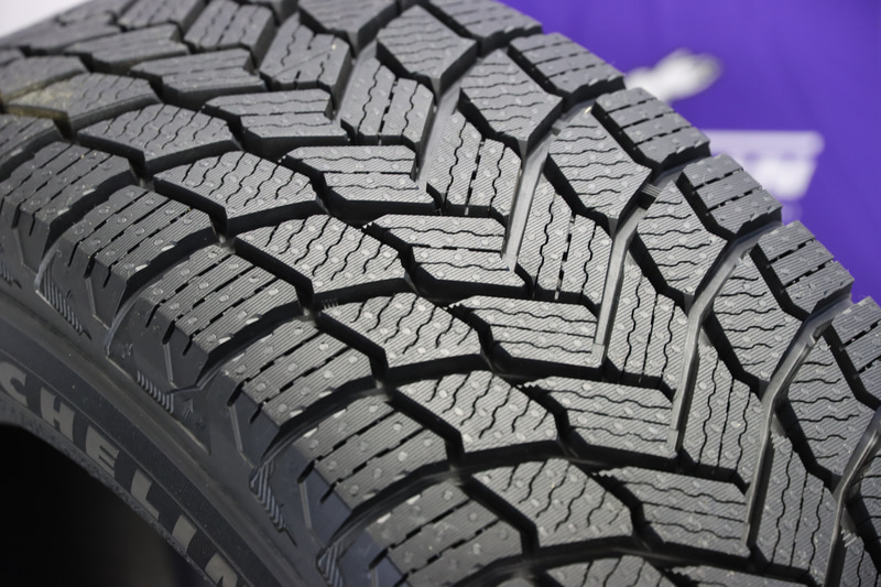 さらに溝を太くしてシャーベットやウェットでの排雪・排水を向上している