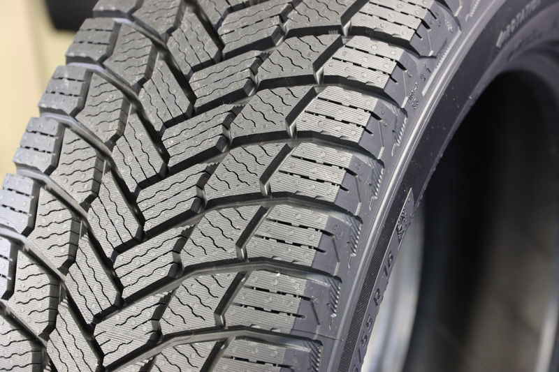 さらに溝を太くしてシャーベットやウェットでの排雪・排水を向上している