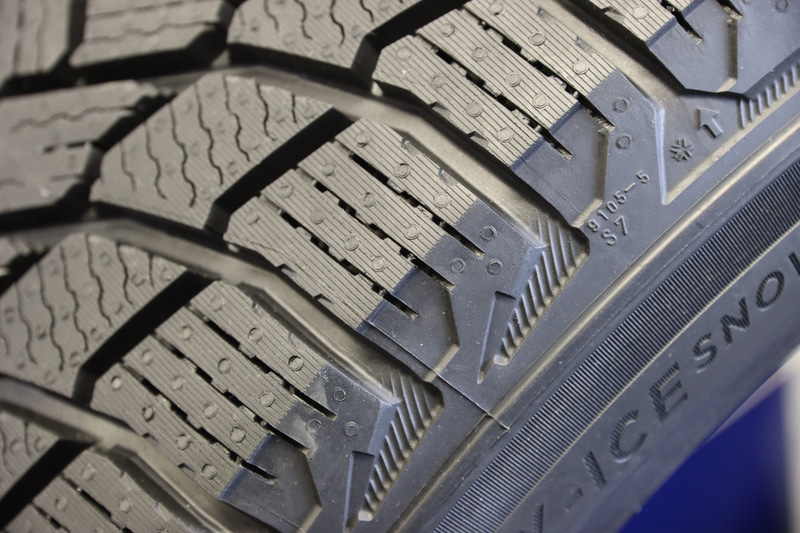 サイプの厚みを持たせつつ倒れ込みを防ぐ「VTSサイプ」