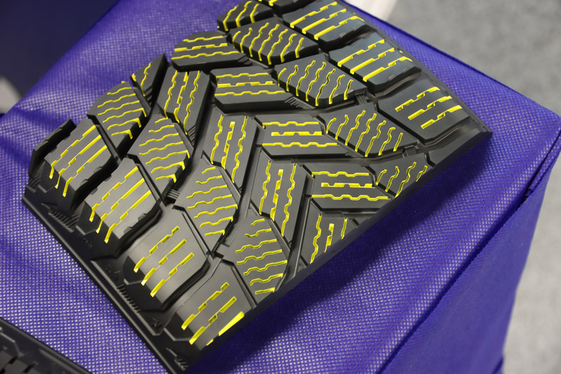 あまりに違いがないので分かりにくいが写真奥側が新品、手前側が50％摩耗した状態の溝の様子