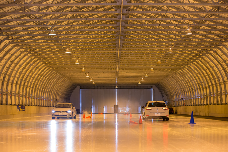 ドームで覆うことで気温を安定させ、条件をそろえて比較ができる氷盤試験路で新旧比較