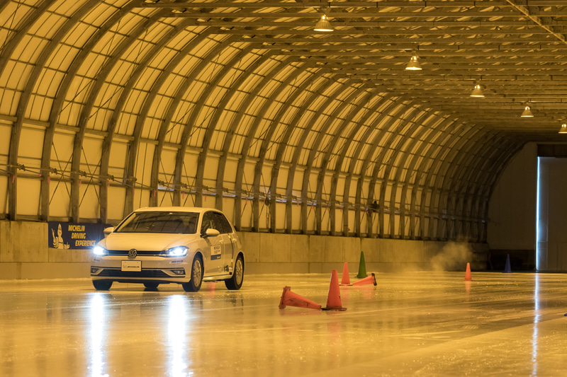 車両には正確な車速を計測する機械が取り付けられており、ドライバーはアクセルもブレーキもいっぱいに踏むだけで自動で加速距離、制動距離を測定してくれる