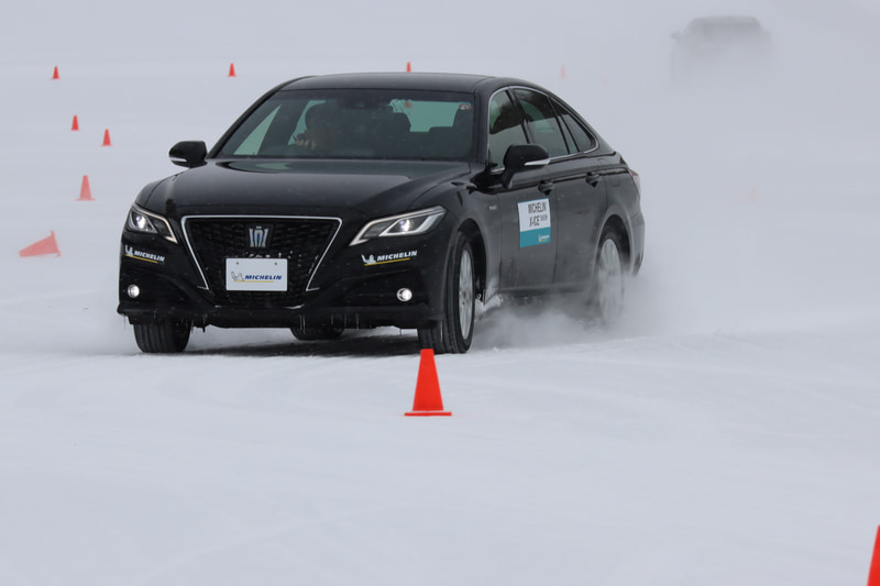 テストコースの複合的な路面でスラロームやブレーキングをテスト