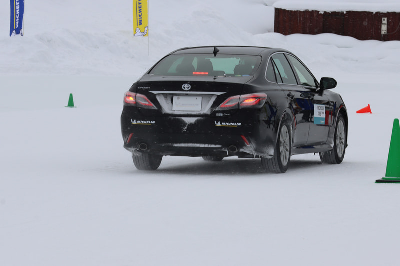 テストコースの複合的な路面でスラロームやブレーキングをテスト