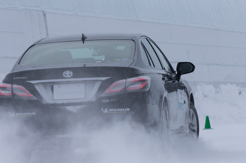 テストコースの複合的な路面でスラロームやブレーキングをテスト