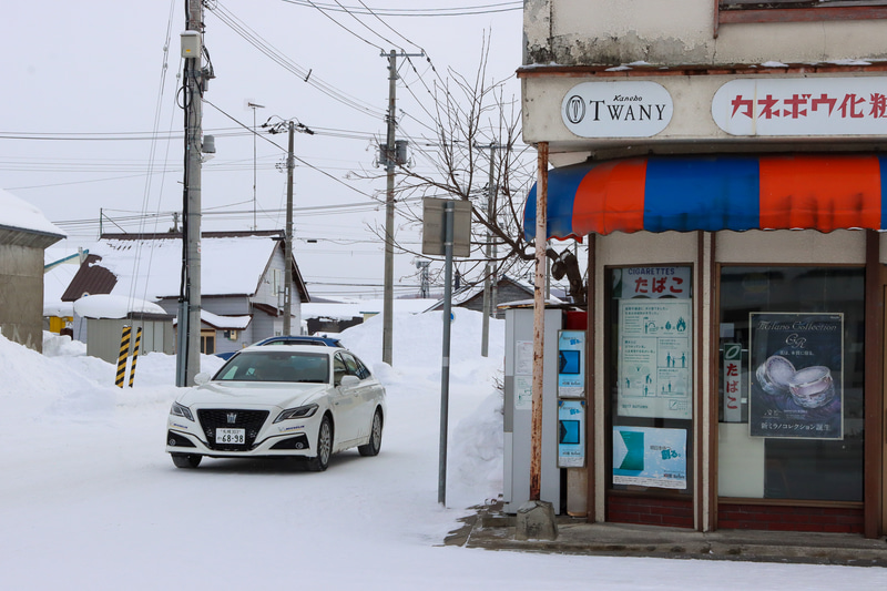 交差点や踏切の手前など、磨かれたアイス路面での性能が目を引く