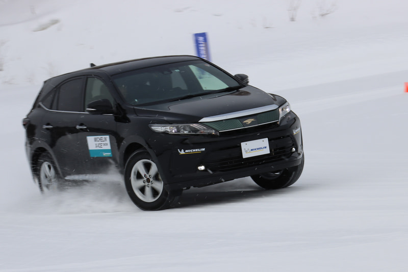 SUVサイズでもトレッドパターンなどは変わらずサイドのロゴにSUVの文字が加わるのみ