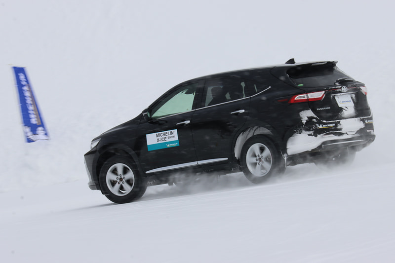 SUVサイズでもトレッドパターンなどは変わらずサイドのロゴにSUVの文字が加わるのみ