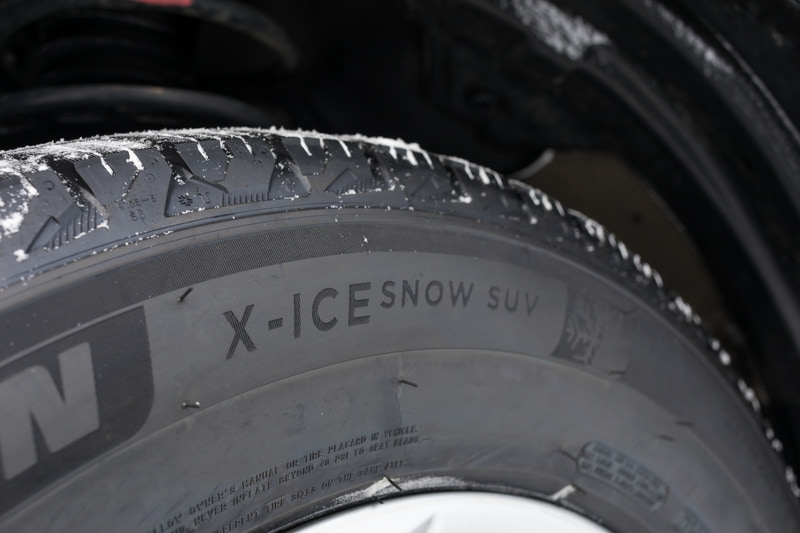 SUVサイズでもトレッドパターンなどは変わらずサイドのロゴにSUVの文字が加わるのみ