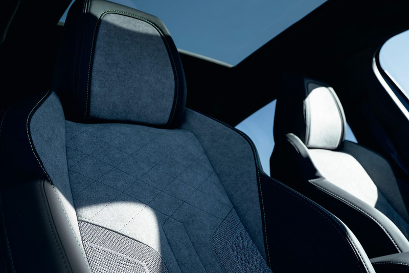 パノラミックガラスルーフ（GT Lineにオプション）