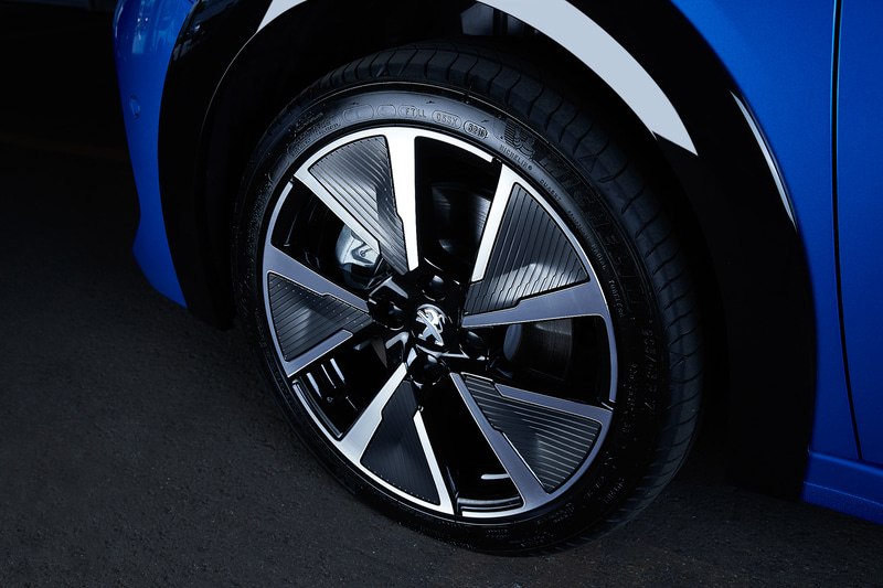 スポークの間に樹脂のブレードがインサートされている