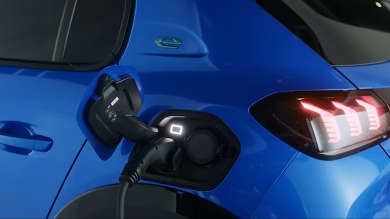 ボディサイドから充電を行なう