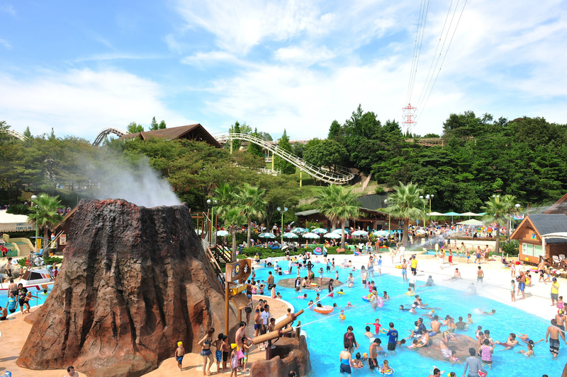 アドベンチャーマウンテン：噴水火山を中心に広がるエリアで、沢登りや滝のカーテンなど自然をテーマにした水遊びが楽しめる